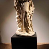 statua panneggiata firmata dallo scultore ateniese Kleoménes,