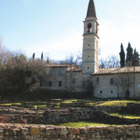 La chiesa di Sant’Antonino e ruderi dell’antica città di Veleia