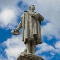 La statua di Cristoforo Colombo nella piazza del paese