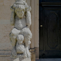 Telamone posizionato a sinistra nell'architettura del protiro sud della facciata.