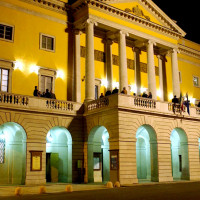 La facciata del teatro in notturna - foto Cravedi