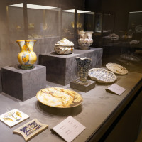 Collezione di vetri e ceramiche